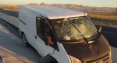 Kamyonet refüje çarptı: 2 yaralı