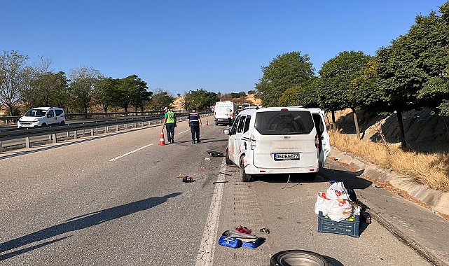 Kamyonet yol kenarında lastik değiştiren çifte çarptı: 2 ölü, 2 yaralı