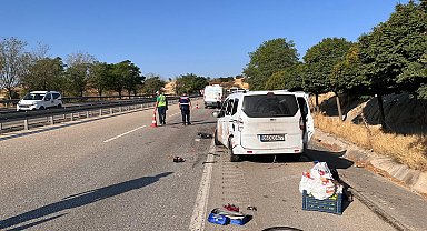 Kamyonet yol kenarında lastik değiştiren çifte çarptı: 2 ölü, 2 yaralı