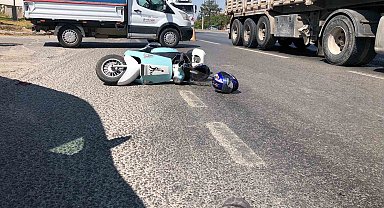 Kamyonetle çarpışmamak için manevra yapan motosiklet devrildi, 2 kişi yaralandı