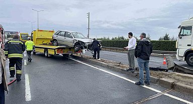 Kamyonla çarpışan otomobil refüje daldı