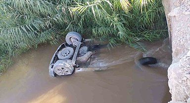 Kanala devrilen araçtaki baba ve oğlu boğuldu