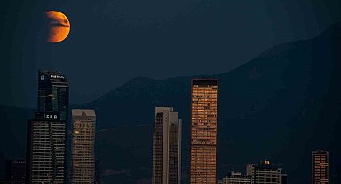 Kanlı ay İzmir'e görsel şölen yaşattı