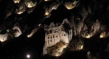 Kapadokya'da ışıklandırılan vadiler bölgenin ihtişamını artırdı