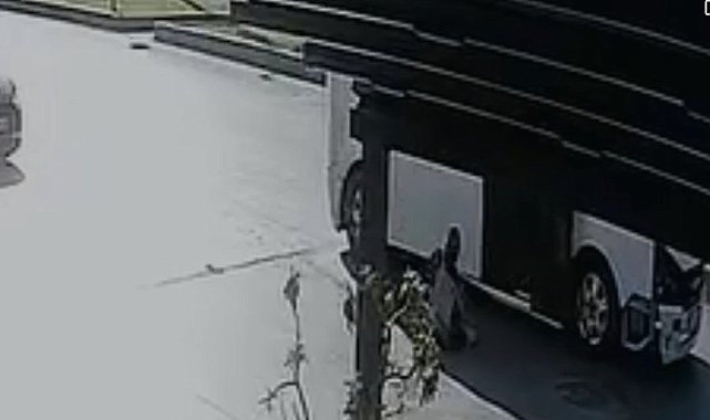 Kapısı açık hareket eden minibüsten öğrenci düştü