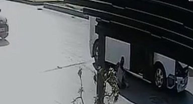 Kapısı açık hareket eden minibüsten öğrenci düştü