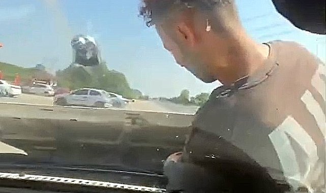 Kaput üzerinde giderek motoru kontrol ettiler