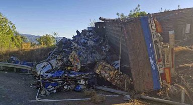 Karabük'te hurda yüklü tır devrildi: 1 yaralı