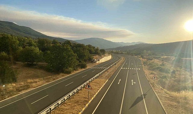 Karabük'ün Safranbolu ilçesi ile Kastamonu'nun Araç ilçesi sınırlarındaki orman yangınları sebebiyle Kastamonu-Karabük kara yolu Karabük ve Kastamonu'nun Araç ilçeleri arasında araç trafiğine kapatıldı.