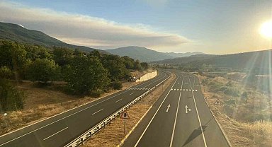 Karabük'ün Safranbolu ilçesi ile Kastamonu'nun Araç ilçesi sınırlarındaki orman yangınları sebebiyle Kastamonu-Karabük kara yolu Karabük ve Kastamonu'nun Araç ilçeleri arasında araç trafiğine kapatıldı.