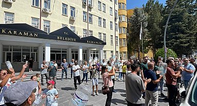 Karaman'da 3 gündür susuz kalan site sakinleri durumu belediye önünde protesto etti