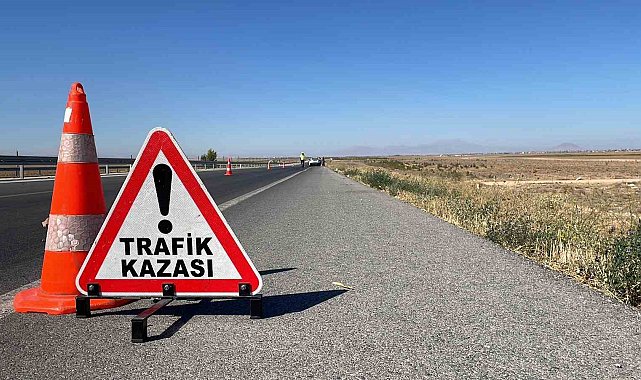 Karaman'da bariyerlere çarpan otomobildeki 3 kişilik aile ölümden döndü
