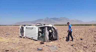 Karaman'da minibüs tarlaya takla attı: 1 yaralı