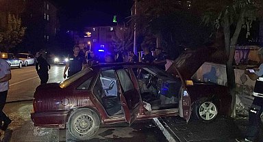 Karaman'da park halindeyken hareket eden otomobil, ağaca çarparak yandı