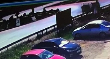 Karasu Belediyesi'ne ait araç ile otomobil kavşakta çarpıştı