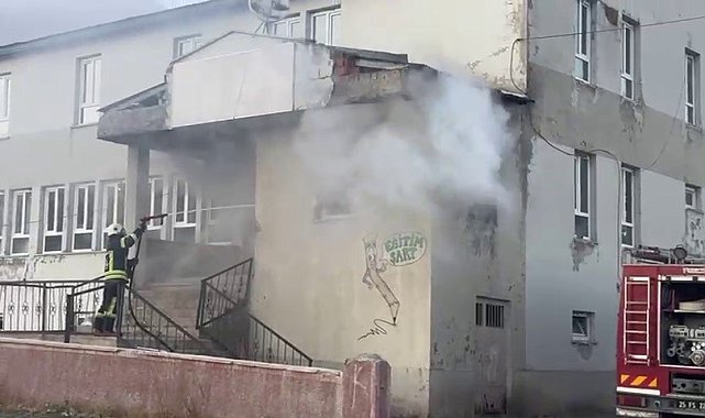 Karayazı'da korkutan yangın