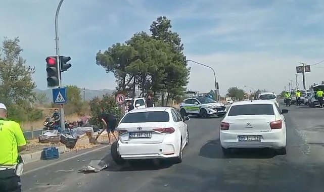 Karayolu incir tarlasına döndü, vatandaşlar ve polis ekipleri yolu açmak için incir topladı
