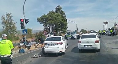 Karayolu incir tarlasına döndü, vatandaşlar ve polis ekipleri yolu açmak için incir topladı