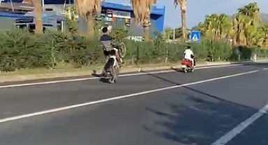 Karayolunda kasksız tek teker şov