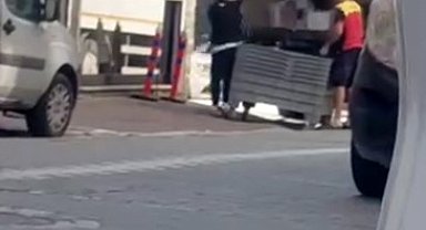 Kargo firması çalışanlarının paketleri fırlattığı anlar kameraya yansıdı