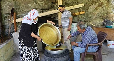 Karnavas'ta geleneksel yöntemler dut pekmezi