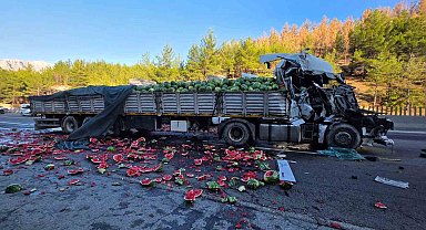 Karpuz yüklü tır otoyolda devrildi