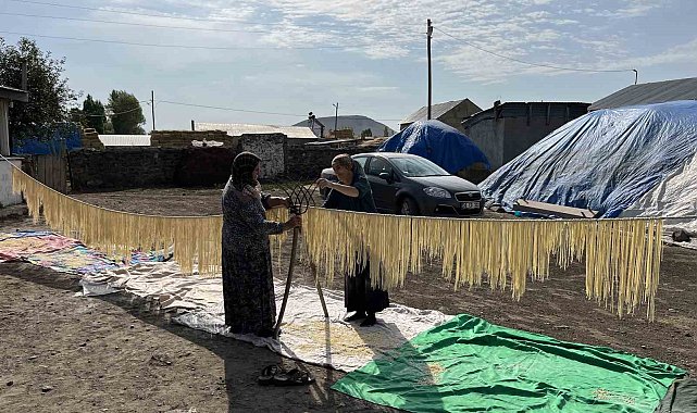 Kars'ta köylü kadınlar imece usulü erişte kesiyor