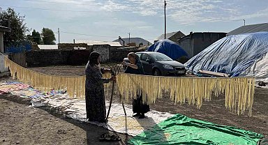 Kars'ta köylü kadınlar imece usulü erişte kesiyor