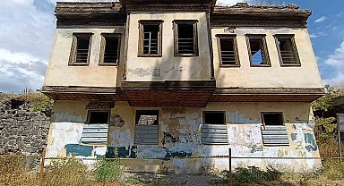 Kars'ta Tevfik Paşa Konağı gözler önünde yıkılıyor