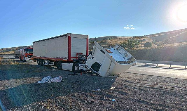 Karşı şeride geçen tır, devrilerek ikiye ayrıldı