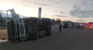 Karşı yola geçen tır, başka bir tıra çarptı: 2 yaralı