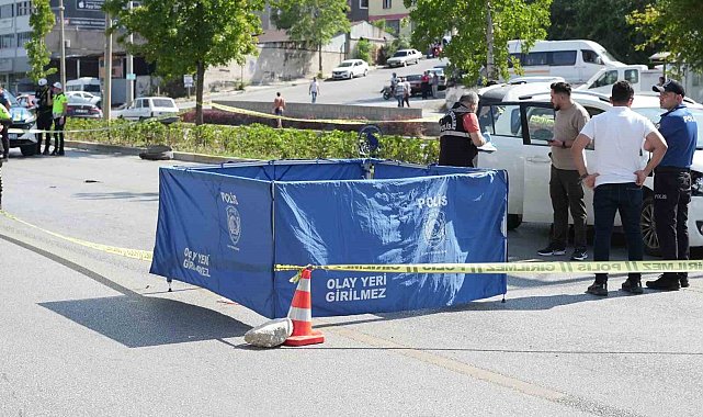Karşıdan karşıya geçmek isteyen kadın otomobil çarpması sonucu hayatını kaybetti