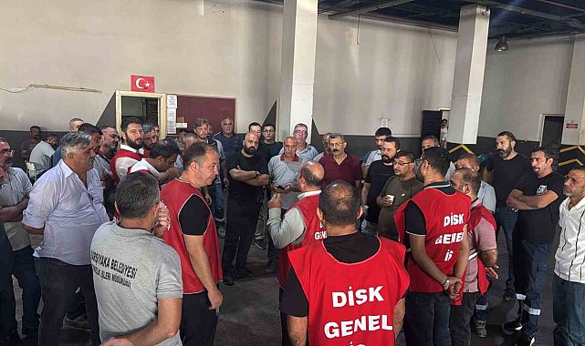 Karşıyaka Belediyesinde maaş alamayan işçiler süresiz iş bıraktı