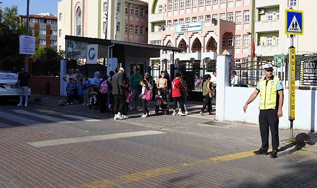 Kartal Belediyesi zabıta ekiplerinden okullarda güvenli trafik uygulaması