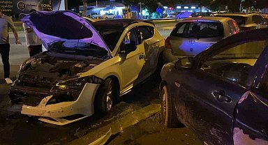 Kartal'da kontrolden çıkan otomobil park halindeki araçlara çarptı: 2 yaralı