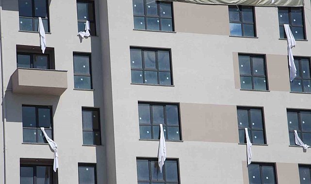 Kartalkaya faciasının sembolü çarşafları binanın penceresinden sarkıttı