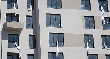 Kartalkaya faciasının sembolü çarşafları binanın penceresinden sarkıttı