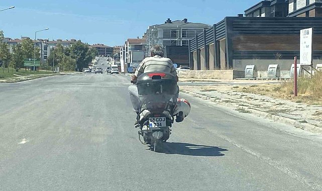 Kaskı kafasına değil motosikletin demirine taktı