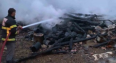 Kastamonu'da alevlere teslim olan ahşap ev küle döndü