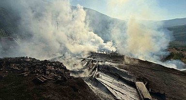 Kastamonu'da çıkan yangında iki ev ve iki samanlık kullanılamaz hale geldi