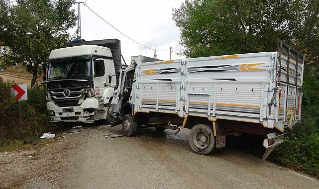 Kastamonu'da iki kamyon kafa kafaya çarpıştı: 2 yaralı