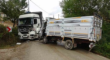 Kastamonu'da iki kamyon kafa kafaya çarpıştı: 2 yaralı