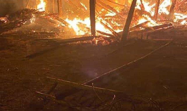 Kastamonu'da iki katlı ev ve ahır alevlere teslim oldu