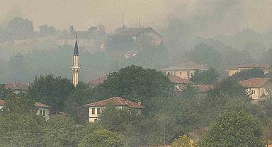 Kastamonu'daki orman yangını köye ulaştı