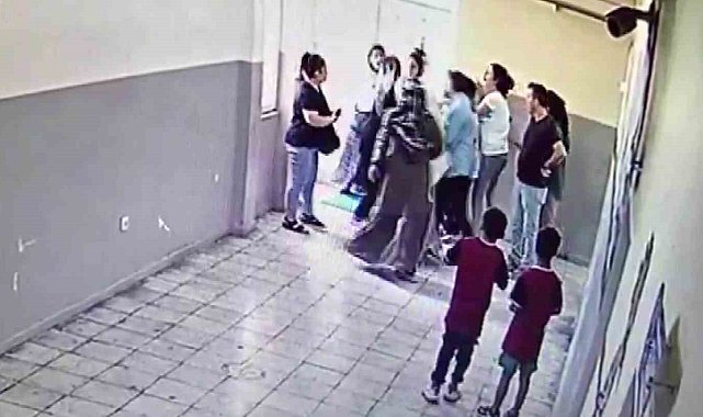 Kavga eden öğrencileri ayıran kadın öğretmeni veliler darbetti