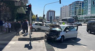 Kavşakta otomobiller çarpıştı: 1 yaralı