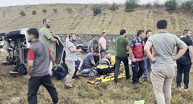 Kayganlaşan yolda minibüs devrildi: 3 yaralı