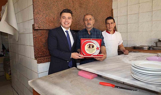 Kaymakam Gündoğdu'dan dev tahinli pidenin ustasına plaket