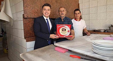 Kaymakam Gündoğdu'dan dev tahinli pidenin ustasına plaket