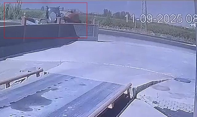 Kaza anı kamerada: Traktörle çarpışan otomobildeki 1 kişi öldü, 3 kişi yaralandı
